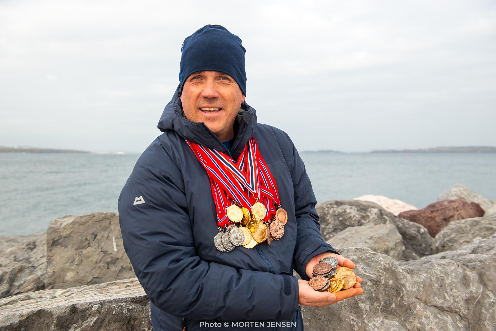 Kristoffer Spone med sine 40 NM-medaljer.