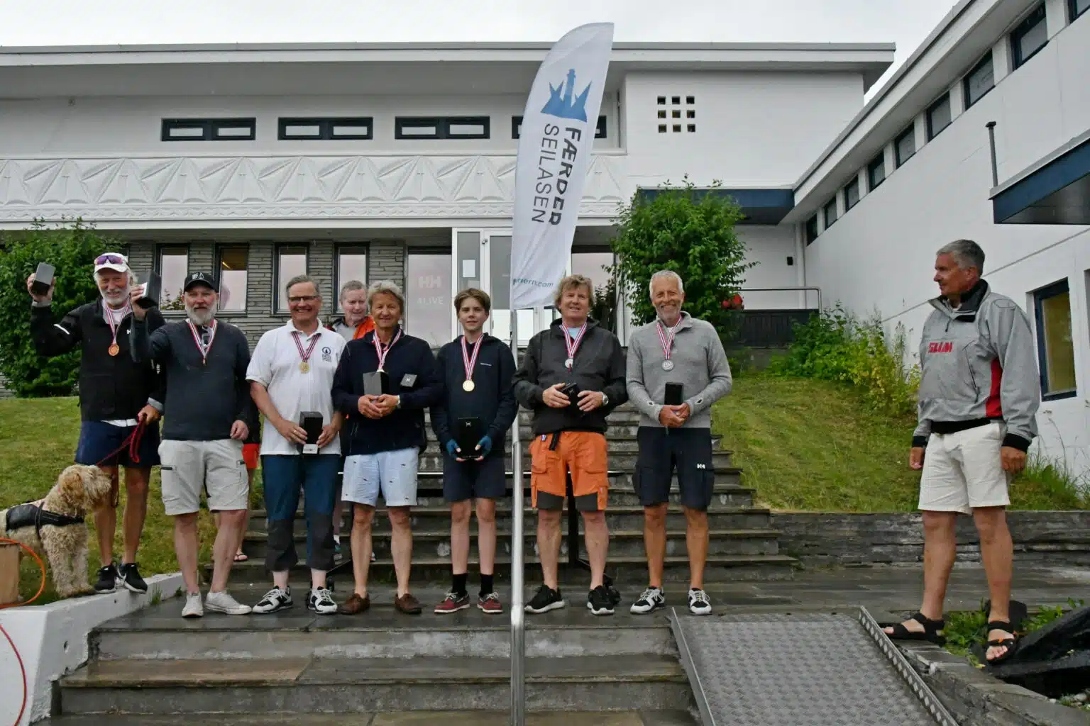 DSC 2066 Medalje vinnerne i Knarr NM Frav. ON130 Bronse ON143 gull ON126 solv Regattasjef Dag Olav NIkolaysen th FotoMHH 1536x1024.jpg