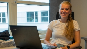 PÅ PLASS: Emilie Kathrin Vabø er på plass ved sin nye kontorpult som ny breddekonsulent i Norges Seilforbund.